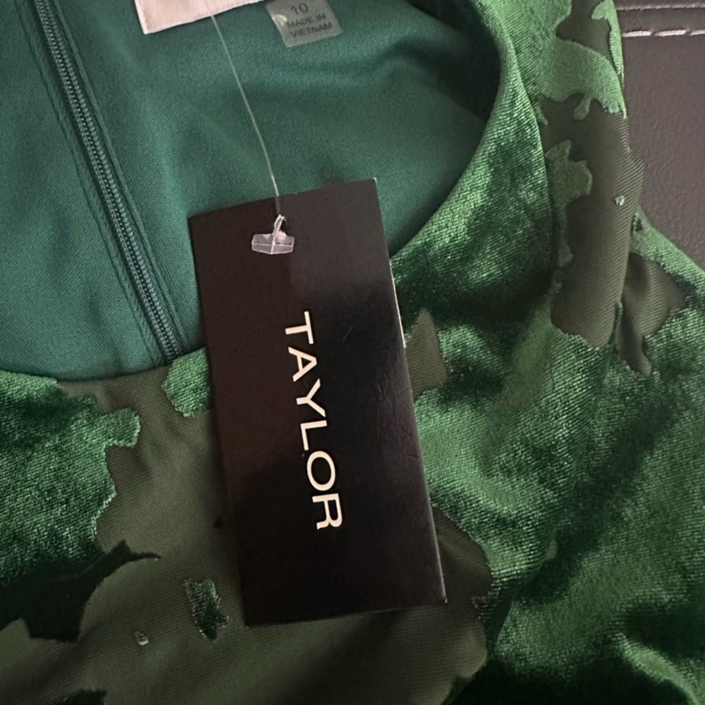 Elegant Green Sleeveless Dress - Picture 6 of 7